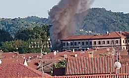 Ex mulino Re  in fiamme, nube nera sul paese 