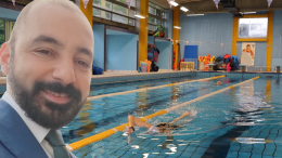 Ciriè, la piscina dell’assurdo: spalti chiusi, spogliatoi sulle gradinate e borsoni evaporati