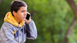 Gli tolgono lo smartphone e va in crisi di astinenza come un qualsiasi "drogato"