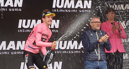 Giro d’Italia, trionfo tra le valli piemontesi: applausi, fatica e un territorio che incanta