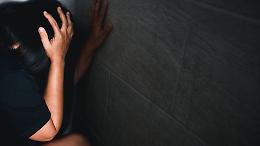 Tenta di strangolare la compagna davanti alla figlia di 9 mesi