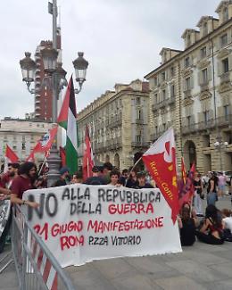 Torino, 2 giugno: parata e protesta. Due piazze, due Italie che non si parlano