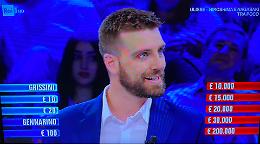 Ad "Affari Tuoi" perde 300mila euro ma ne vince 60mila: Andrea da Pavone Canavese porta la Battaglia delle Arance di Ivrea su Raiuno