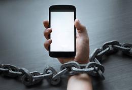 La droga digitale: il cellulare distrugge i nostri ragazzi