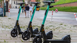 Monopattini e bici elettriche in arrivo, ma solo se li prendi (e lasci) dove dice il Comune
