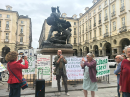 Torino, l’assedio verde a Palazzo Civico: “Ridateci gli alberi tagliati in corso Belgio”
