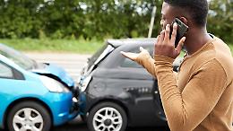 Scontro tra auto a Stupinigi, paura all’incrocio tra viale Torino 