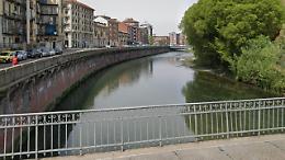 Ponte Rossini, ragazza con le gambe nel vuoto: due poliziotti la salvano prima del salto