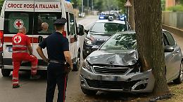 Leini, auto fuori controllo si schianta contro un albero
