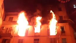 Donna si lancia dal quinto piano per sfuggire alle fiamme