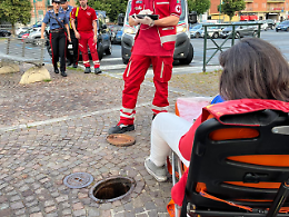 Tombino killer in piazza d’Armi: donna ci finisce dentro con una gamba
