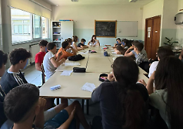 Il futuro sputa, la scuola passeggia, l’assessora sorride