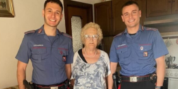 Sola a 84 anni, ma non dimenticata: i carabinieri le portano una torta e un abbraccio