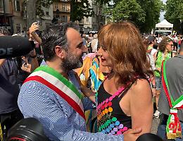 Torino Pride 2025, in 150.000 per i diritti: “Senza esclusione di corpi” tra musica, lotta e colori