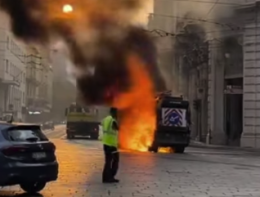 Fiamme in piazza Solferino: incendio colpisce mezzo Amiat dopo il Torino Pride