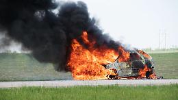 Tampona un camion e l’auto prende fuoco: paura sulla Torino-Aosta