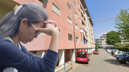 Rumori, silenzi e indifferenza. A Settimo una madre implora aiuto da 5 anni, ma nessuno interviene