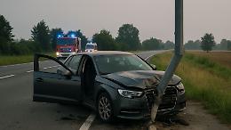 Paura all’alba alle porte di Rivarolo Canavese: auto fuori controllo centra un lampione