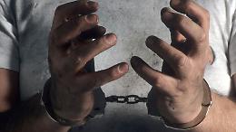 Torna sotto casa della moglie nonostante il divieto e tenta il suicidio: arrestato a Vercelli