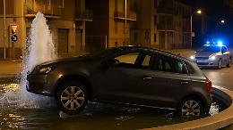 Borgaro, colpo di sonno nella notte: finisce nella fontana della rotonda