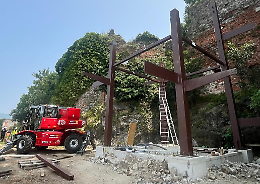 Evviva. A Ivrea stanno montando la scala ...