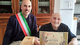 Un secolo di saggezza e sorriso: Angelo Spinolo festeggia i 100 anni a Venaria Reale