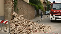 Crolla un muro a Collegno, strada chiusa e paura tra i residenti