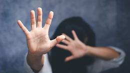 Chiude a chiave madre e figlio e la violenta per ore: arrestato muratore 