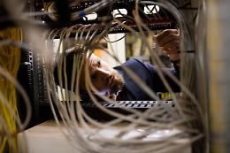 La fibra ottica fantasma: miliardi di euro sotto terra, ma internet non arriva