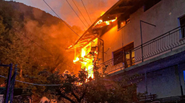Tetto in fiamme, paura in Valle: vigili del fuoco al lavoro per ore