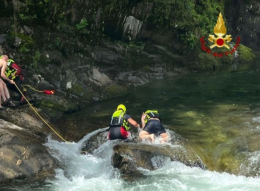 Travolto dal torrente, si salva per miracolo