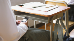 Cellulari banditi anche alle superiori: Valditara spegne gli studenti