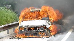 Auto prende fuoco in tangenziale a Rivoli