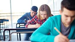 Maturità 2025: chi copia rischia grosso, tra bigliettini, IA e codice penale