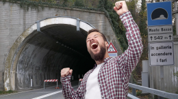 Riapre (a metà) la galleria Monte Basso: 30 all’ora, corsia stretta e divieti, ma almeno si passa!


