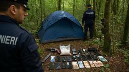 Piemonte, spaccio nei boschi: pusher arrestato in tenda con cocaina, revolver e machete