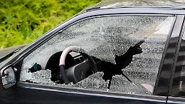 Torino, auto danneggiate e saccheggiate in corso Regio Parco: arrestati due uomini per furto aggravato