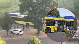 Autobus sbanda a Torino: mezzo Gtt si schianta contro una cancellata (VIDEO)