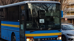 Autobus bloccato e autista minacciato: panico a bordo in piazza Bengasi