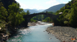 A Lanzo le guardie zoofile attraversano il Ponte del Diavolo