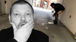 Si tira giù i pantaloni e fa la cacca in centro a Ivrea
