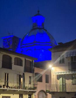 Gassino accende il Cucurin: luci blu sulla Chiesa dello Spirito Santo, tra emozione collettiva e limiti tecnici