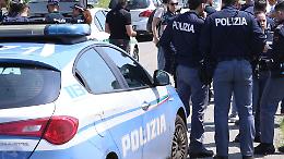 Torino, si sporge dal quinto piano, salvata in extremis da due poliziotti