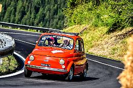 Sotto il cielo di Sestriere rombano i ricordi: il ritorno delle FIAT 500