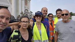  Montanaro, ripulita la strada per Vallo: eternit, plastica e detriti via grazie agli eco-volontari (FOTO)