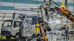Due mezzi in fiamme a Moncalieri, intervengono i Vigili del Fuoco (FOTO)