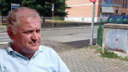 Marciapiedi rifatti a sinistra, abbandonati a destra. A Settimo l’asfalto è ideologico?