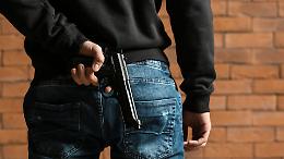 Torino, rapina al minimarket: punta la pistola a una commessa
