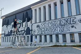 Scuola del Vco si "trasforma" in cimitero: protesta contro la sua chiusura