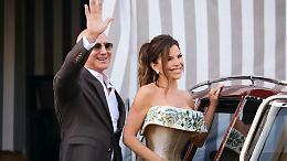 Un’isola per due, una città sotto assedio: il matrimonio Bezos-Sánchez fa discutere